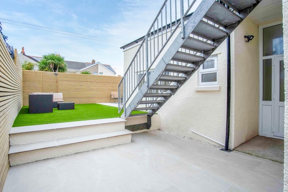 Seascape Retreat - 3 Bedroom Flat - Porthcawl