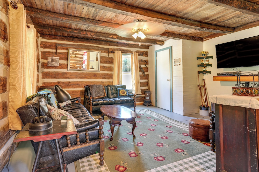5 Mi to State Parks: Penfield Cabin w/ Fire Pit!