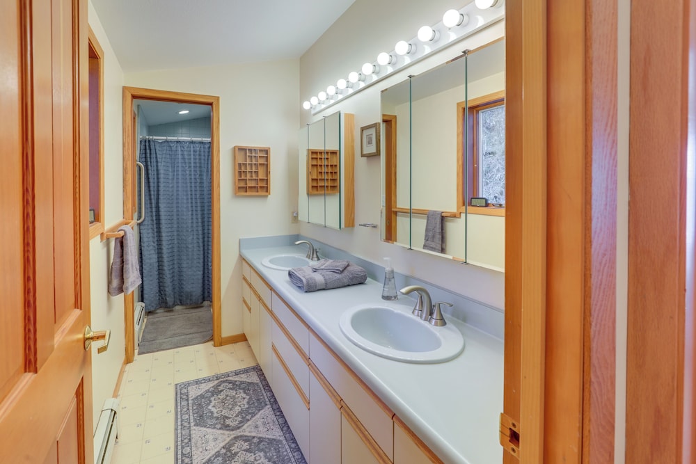 9 Mi to Mendenhall Glacier: Waterfront Juneau Home