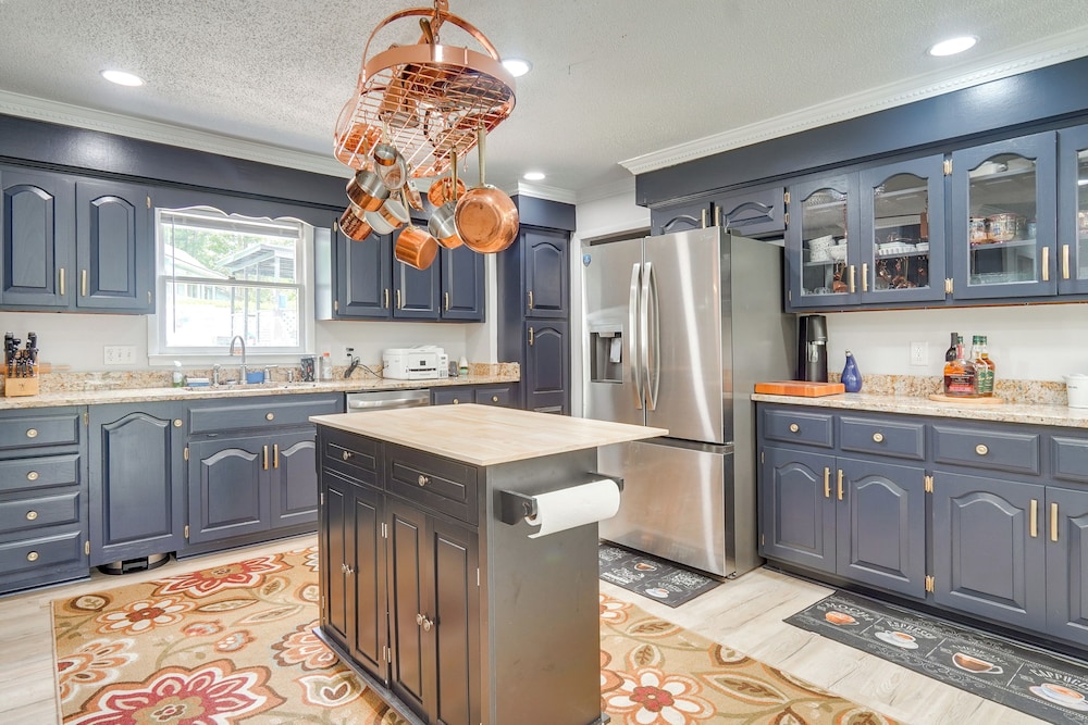 Pool & Game Room: Family Retreat in Fayetteville