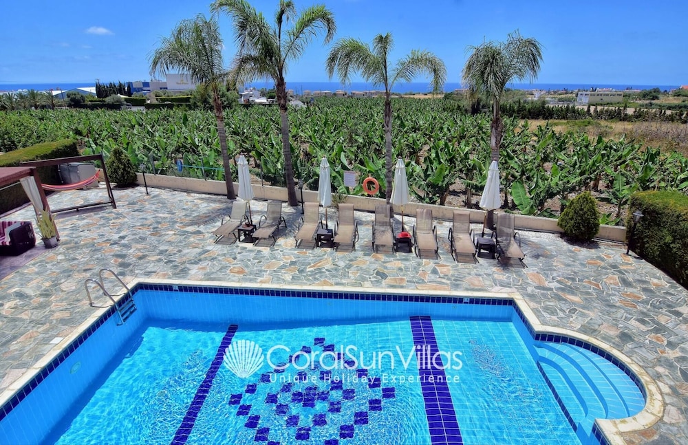 Family Villa Short Walk To Coral Bay Strip 5 Min and Pub, Shops etc