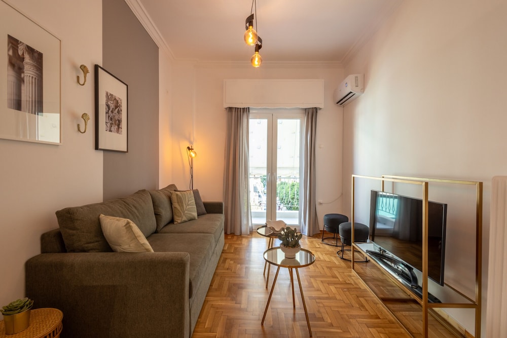 Fresh 2 Bdrm Apt in Koukaki