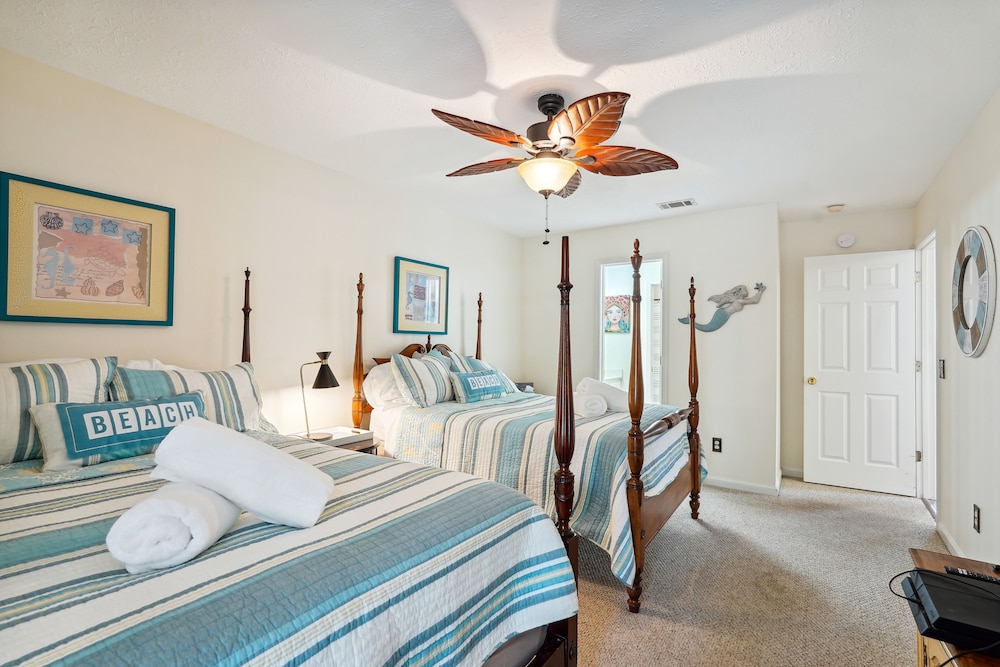 Breezy PCB Vacation Rental w/ Lanai, Walk to Ocean