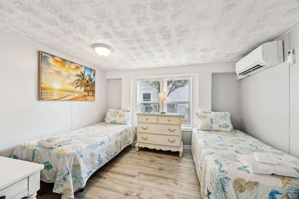 124 S Fletcher - Downstairs 3 Bedroom Duplex