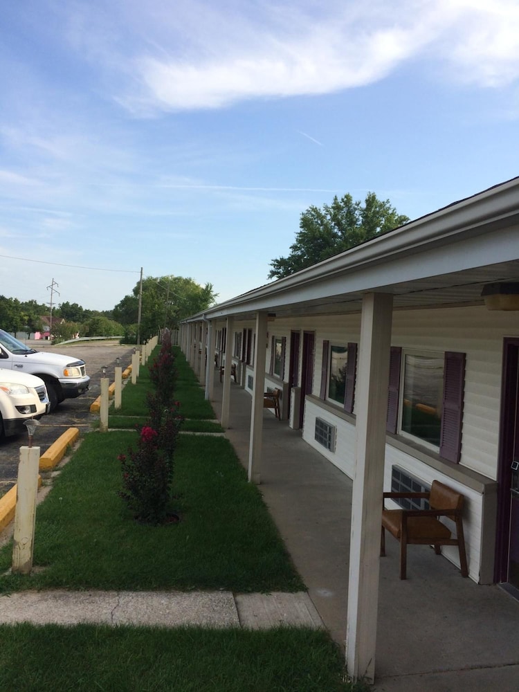 Super 7 Motel Sedalia
