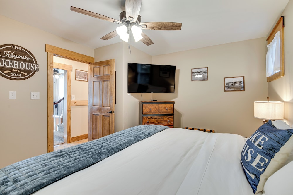 Recently Renovated Harveys Lake Retreat w/ Dock!