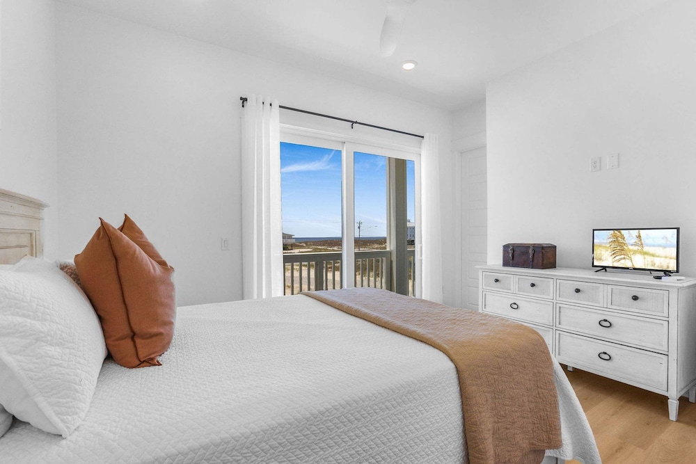 Beach Blessing- Pool Elevator Sleeps 16 SIX Bedrooms 6 Baths