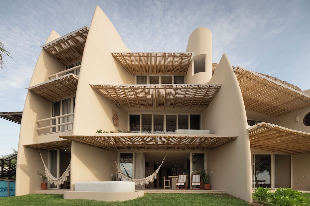 Beachfront Condo Los Panchos 101