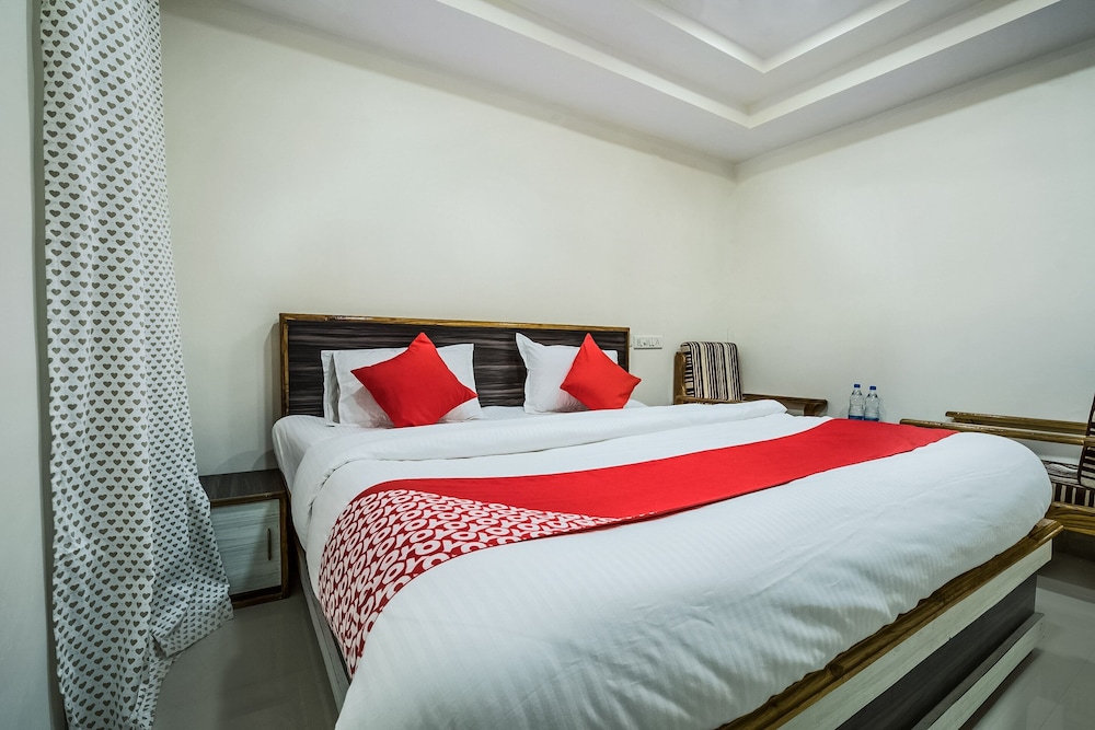 OYO 12973 Hotel Crystal