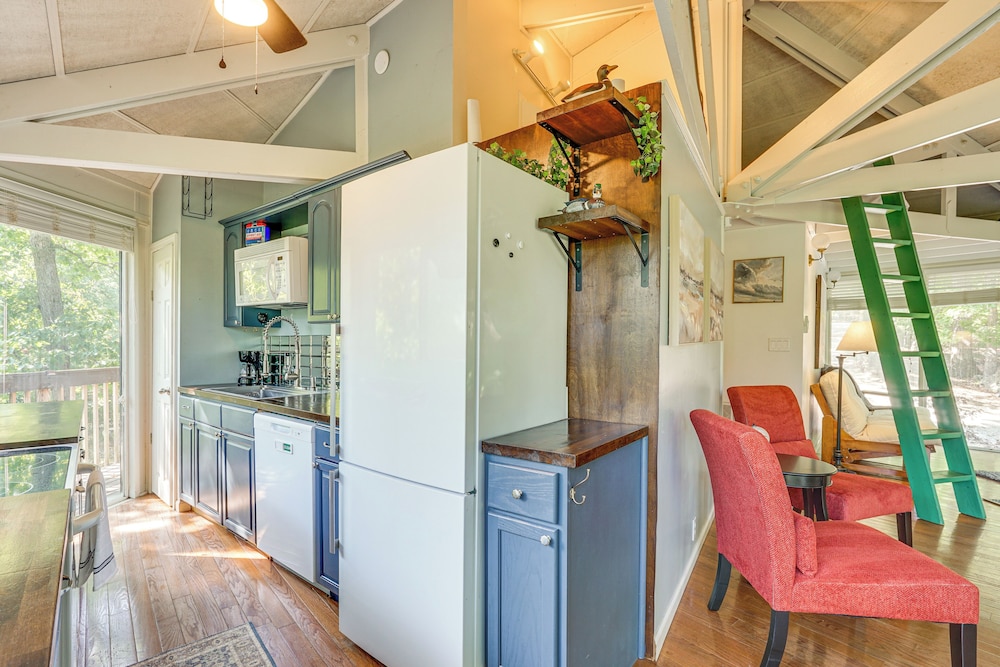 Unique Treehouse Hideaway Near Lake of the Ozarks