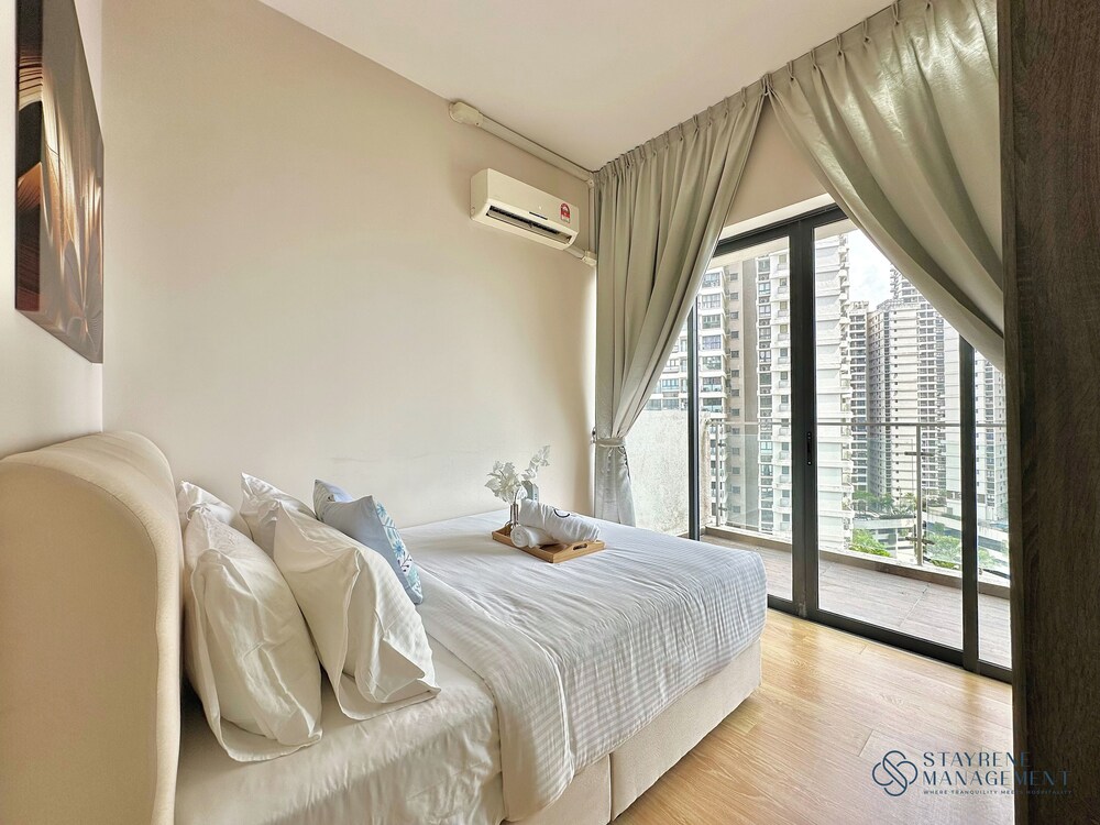Country Garden Danga Bay Sea View Homestay by Stayrene