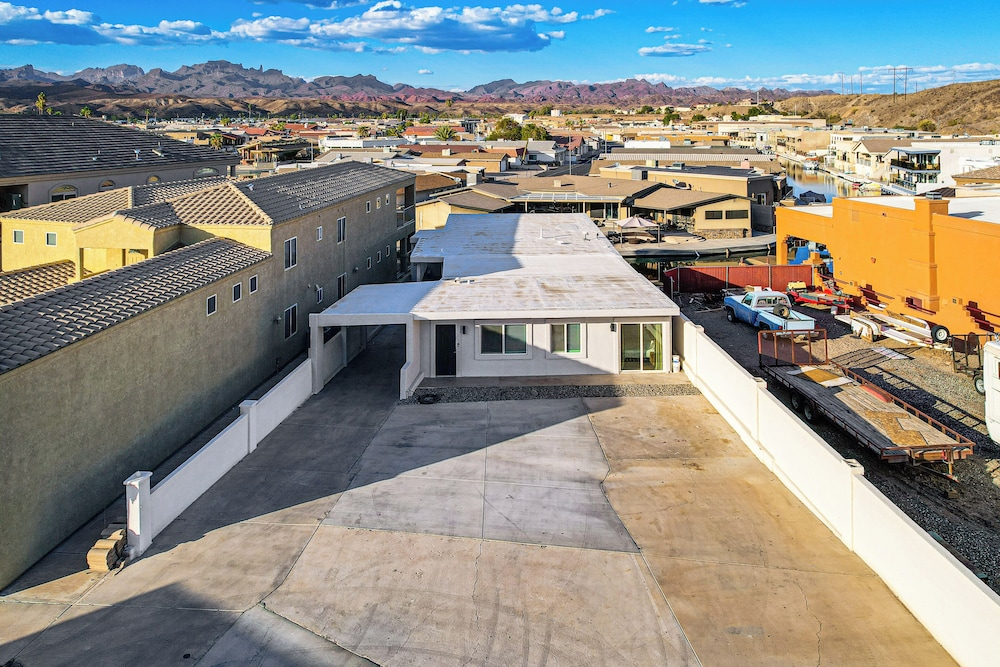 Multi-home Retreat on Colorado River w/ Boat Dock!