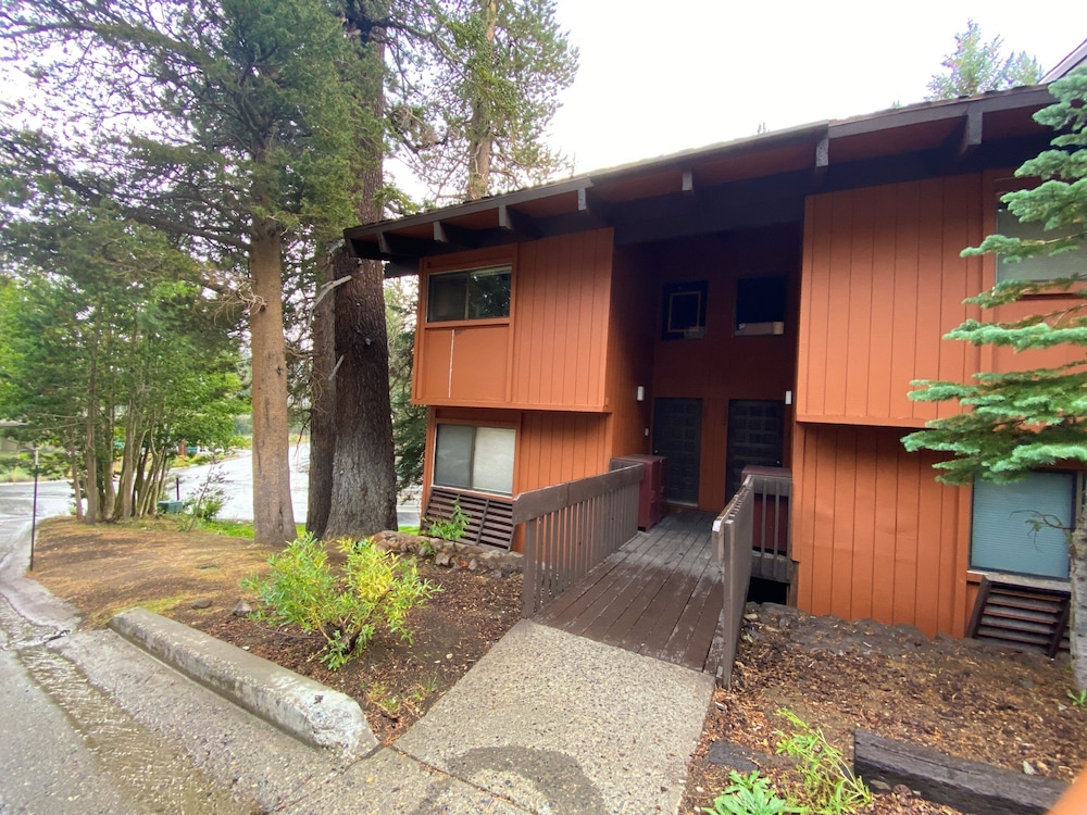 Mammoth West 101 Updated Condo, Just A Short Walk to Canyon Lodge by RedAwning