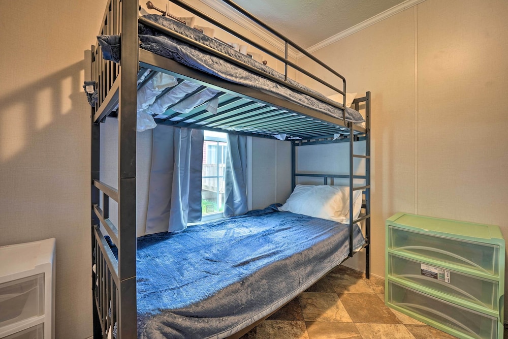 Cozy Cabin: Community Pool & Lakefront Beach! view 4