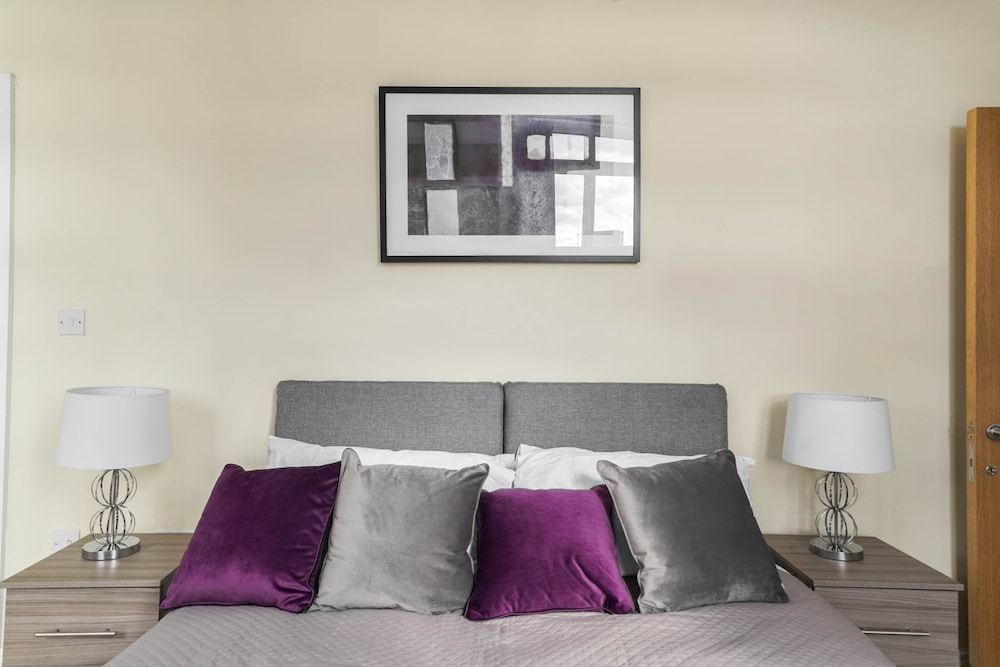Luxury 2 Bedroom Apartments with Parking view 3