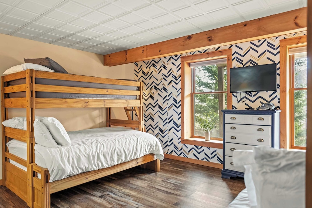 Mountain Escape With Game Room, Balcony & Stunning Views in the Poconos Christina