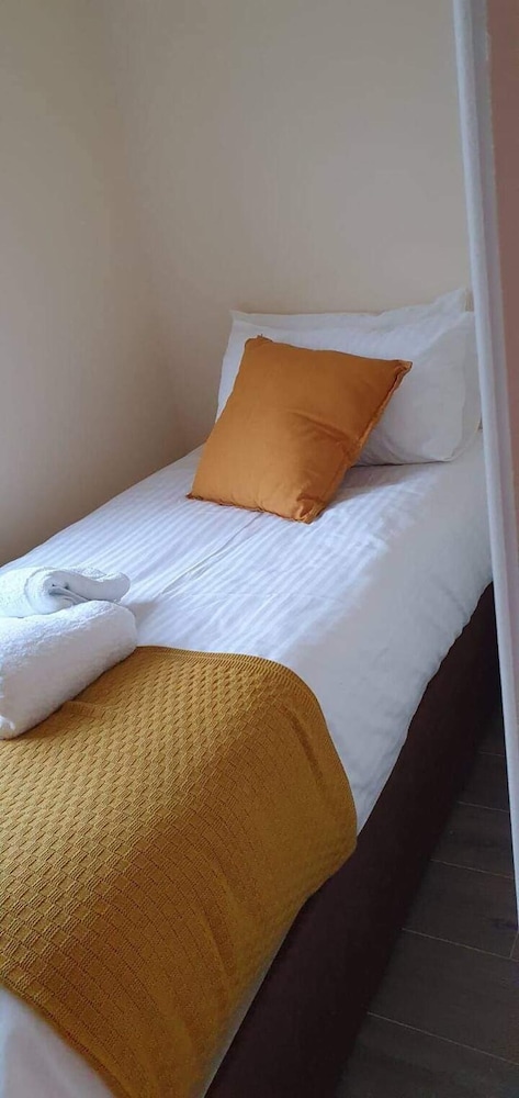 4 Bedroom House in Grays - Sleeps 6 & Parking