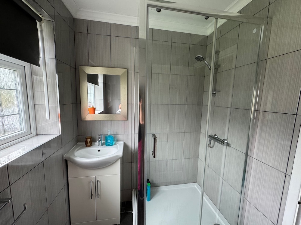 Lovely 2 Bedrooms Flat in South Sutton