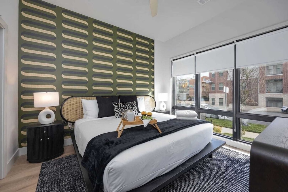 2 Modern Apartments in Heart of Midtown, Walkable Location Patio, Pool & Gym