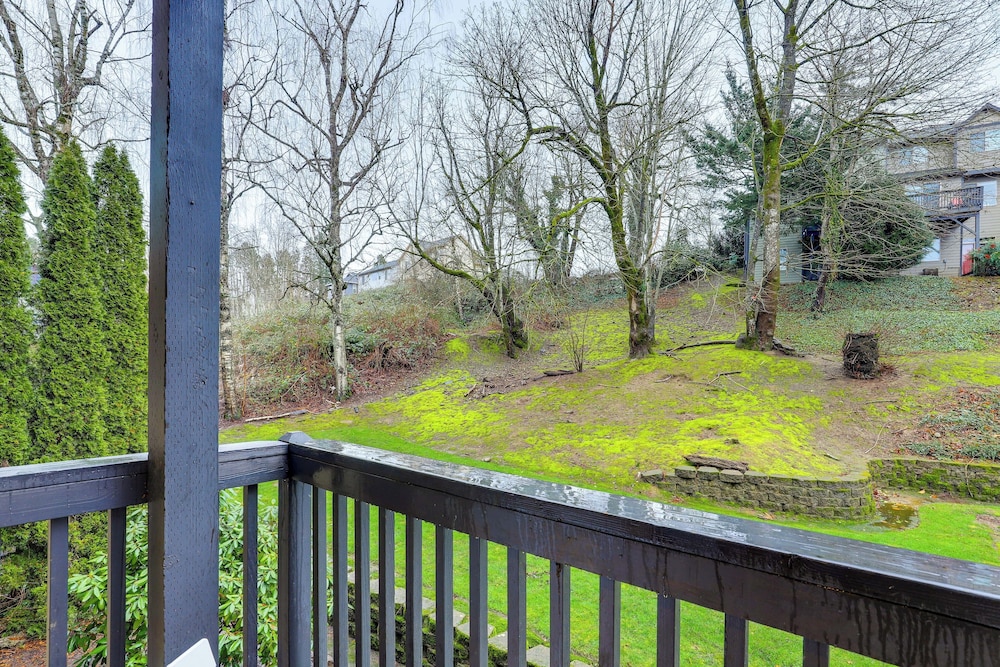 Walk to Mcmenamins Edgefield: Inviting Townhome!