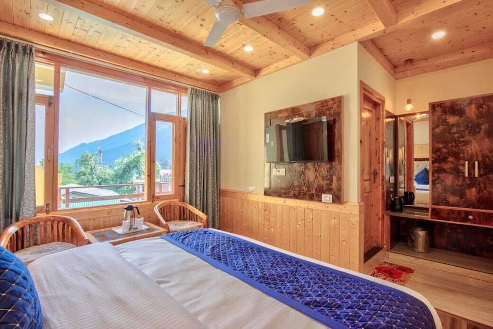 OnlyStay Surya Mall Road Manali