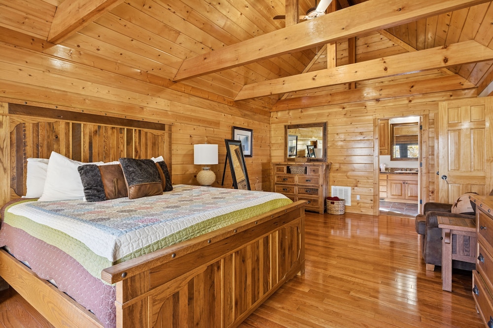 Pine Cone Cabin 4 Bedroom Cabin