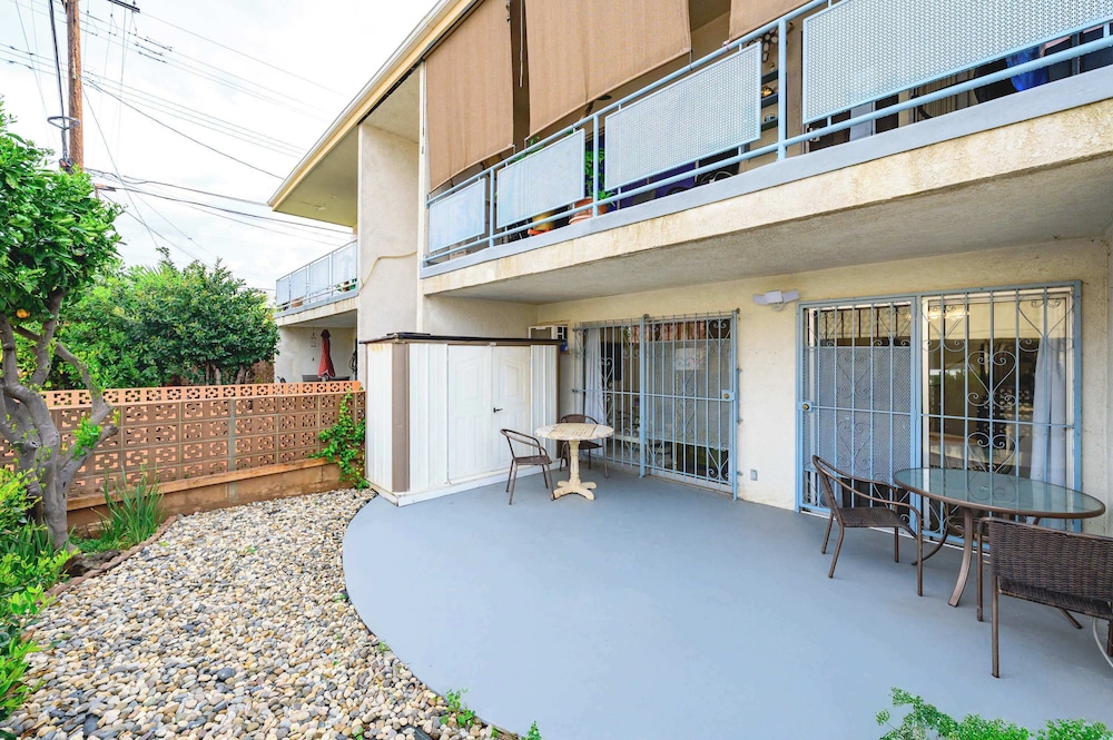 Modern Cozy Retreat Stylish Stay With Patio & Parking