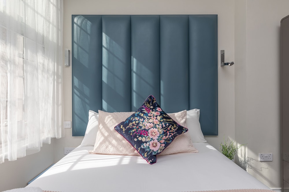 Luxurious Air Conditioned Apt High Street Kensington