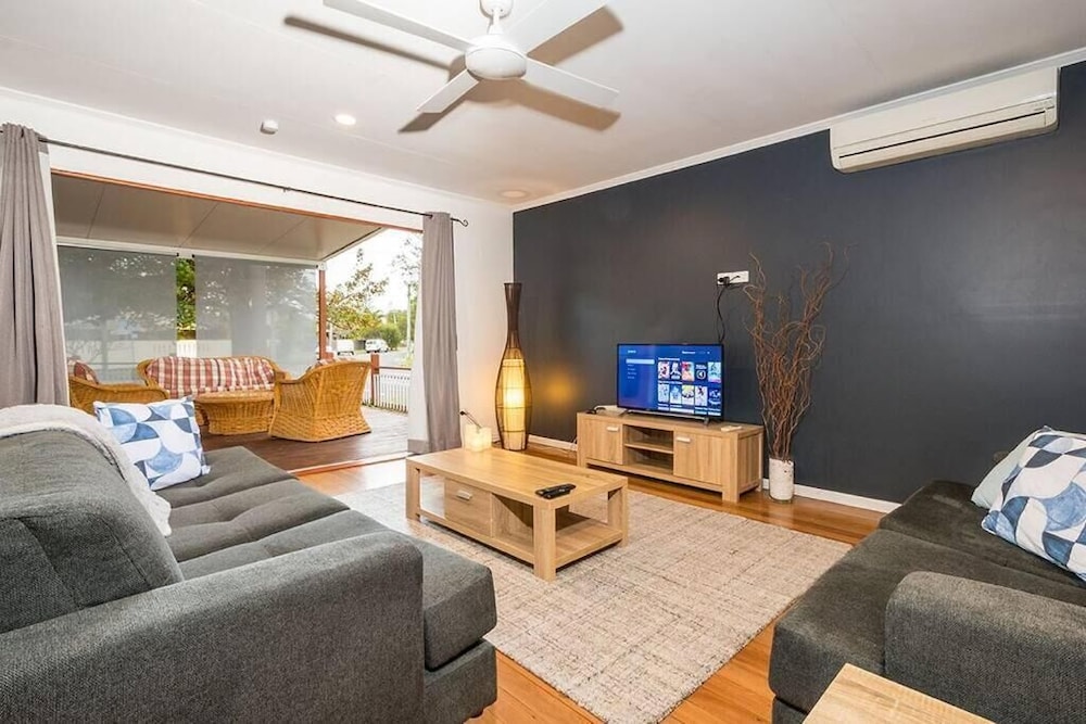 4 BDRM Pet Friendly Home 200m to Creek