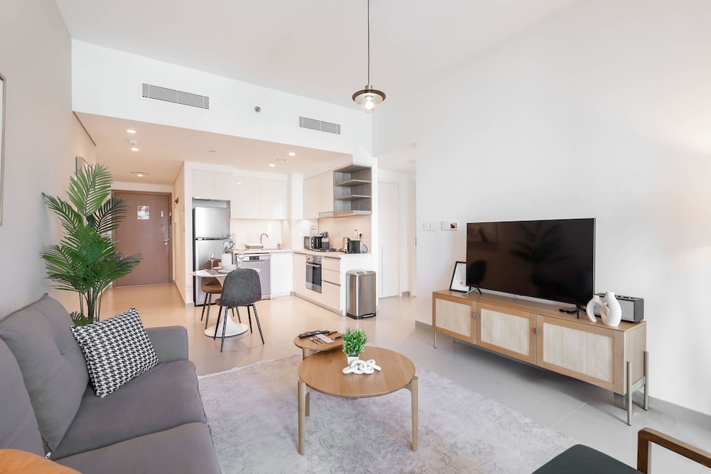 Modern 1-bedroom Apartment Perfect for Family in Downtown With Skyline Views