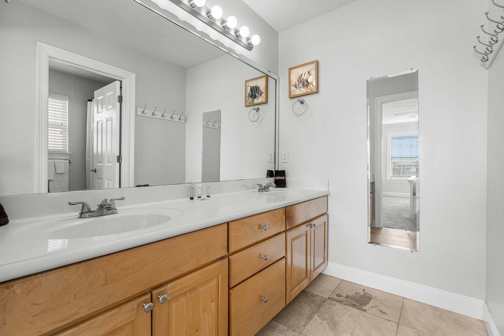 Palm Breeze Retreat Sleeps 10!