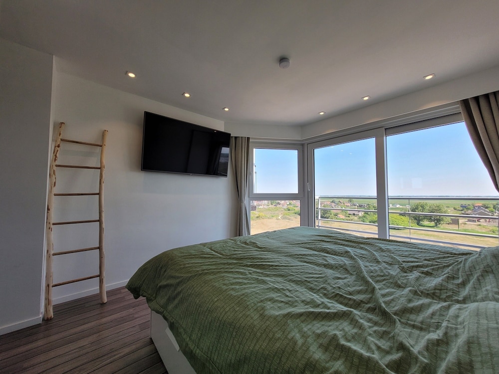 Sea View Apartment by Beach