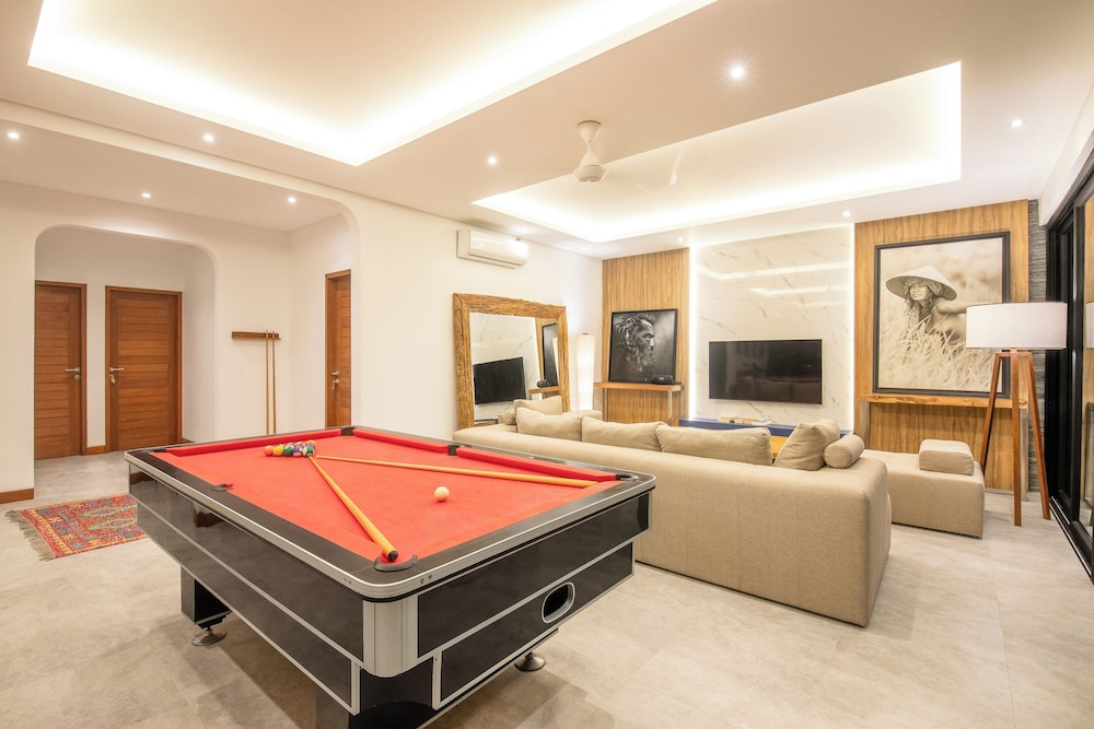 Elegant 3BR Retreat Stylish Modern Villa Seminyak