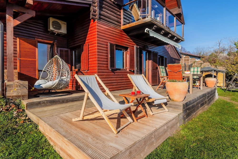 Hilltop Panorama Chalet