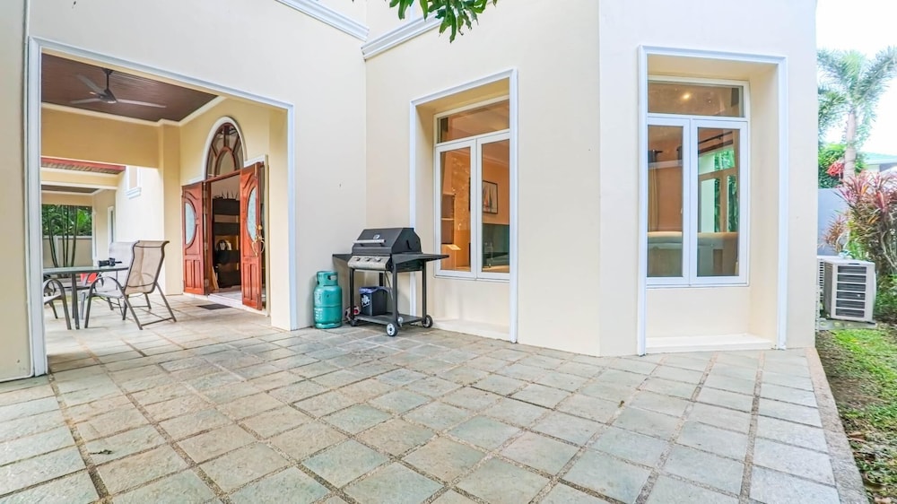 7 Bedroom Pool Villa in Kathu SV1