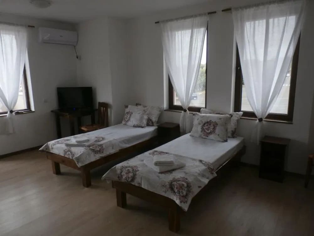 Immaculate Studio Apartment in Aleksandrovo view 5