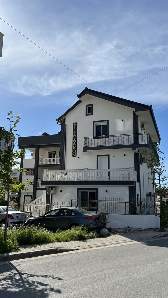VILA AARON