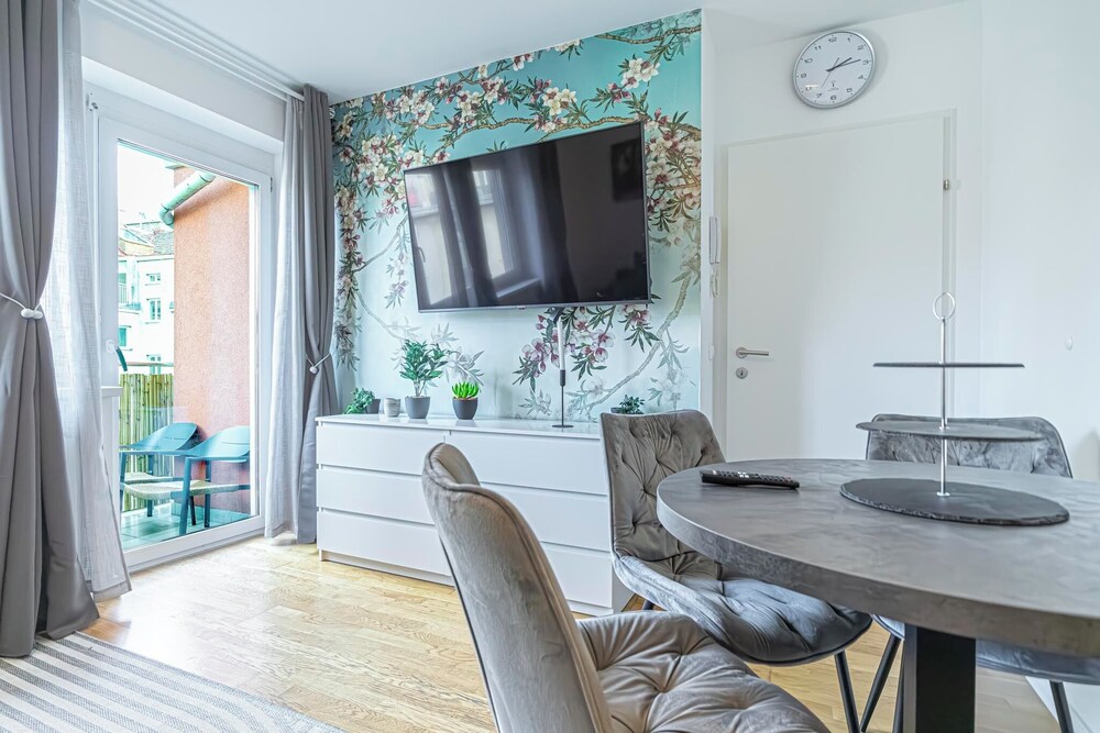 Cozy 1BR 1LR Apartment Balcony City