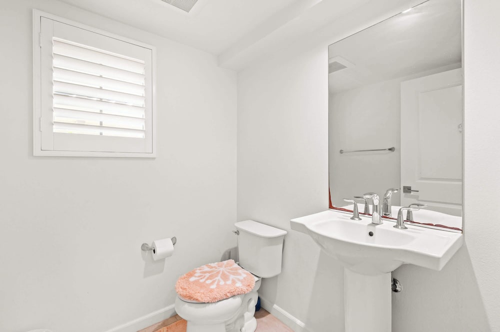 Stylish 3BR Irvine Oasis Family Friendly w Garage