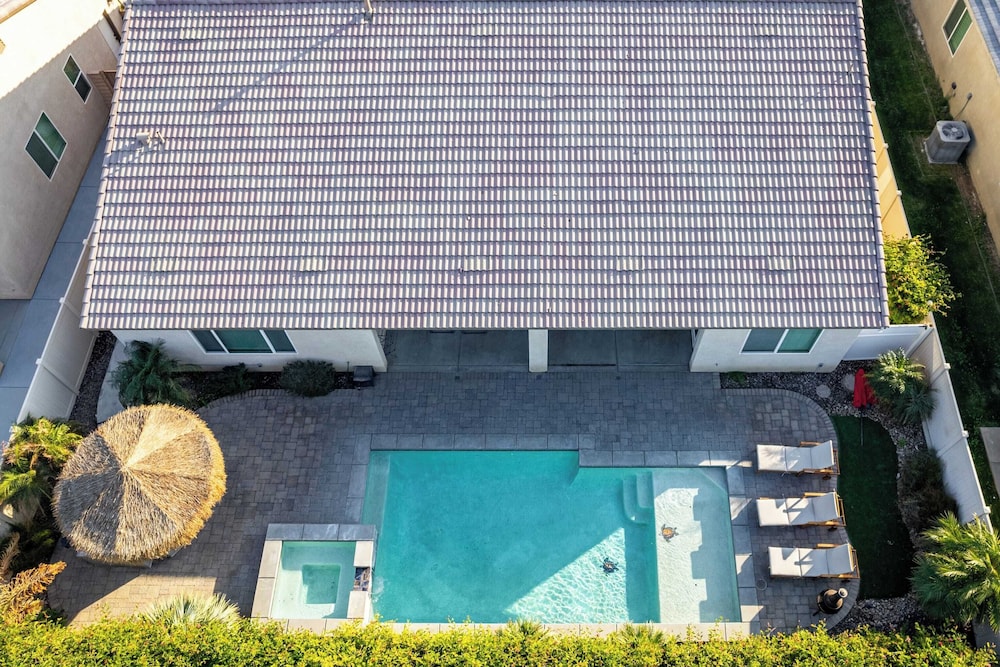 Luxe Indio Stay w/ Pool, Tiki Bar & Fire Pit Near Coachella Longfellow