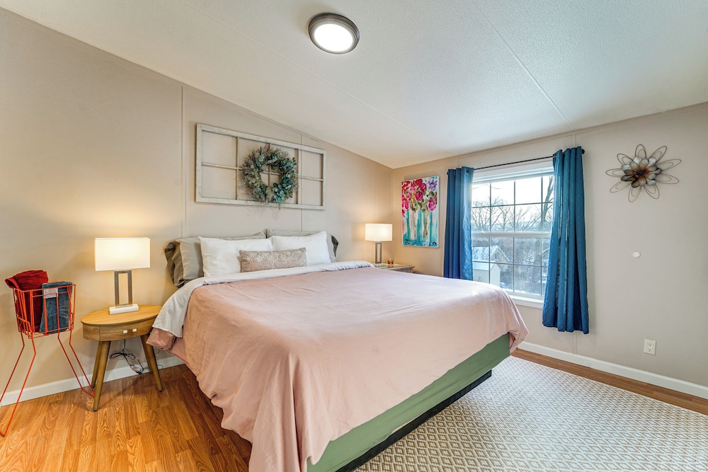 Half-mi to Lakemont Park: Family-friendly Home!