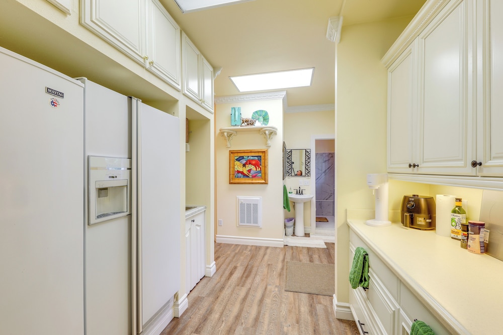 Walk to Happy's Inn & Lake Access: Libby Apartment