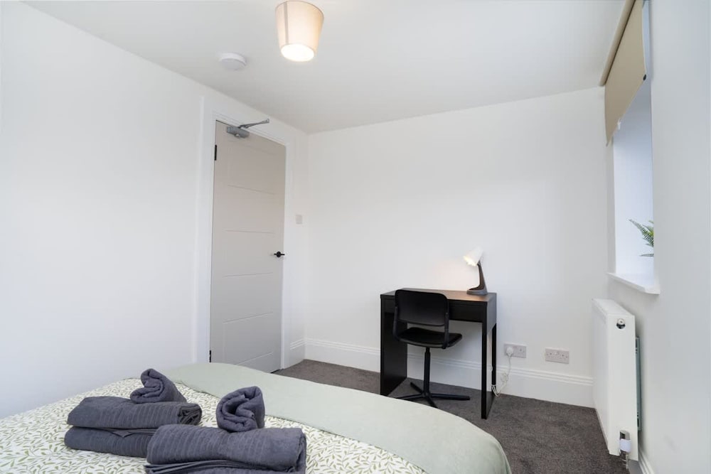 Modern 5 Bed-2 Bath Apartment
