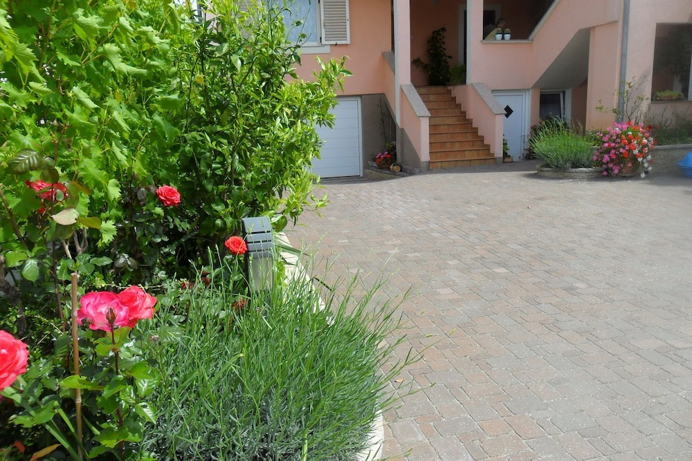 Marinka - With Backyard - A2 view 3