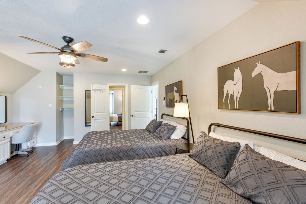 Spacious Wills Point Retreat w/ Pool & Pond! view 4