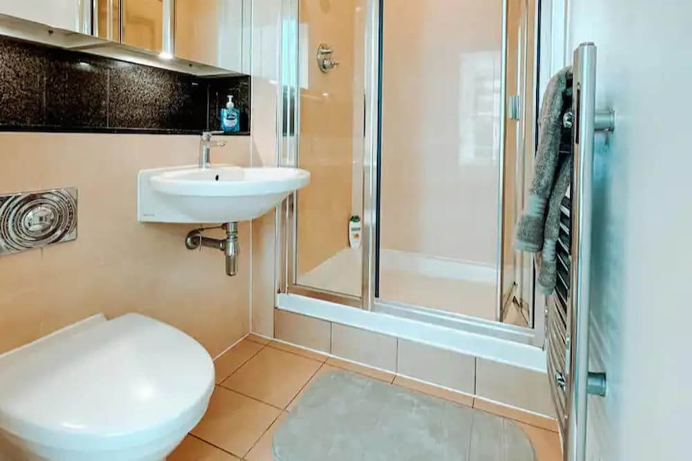 Londonaprt/sleeps6/gym/waterfront/wifi