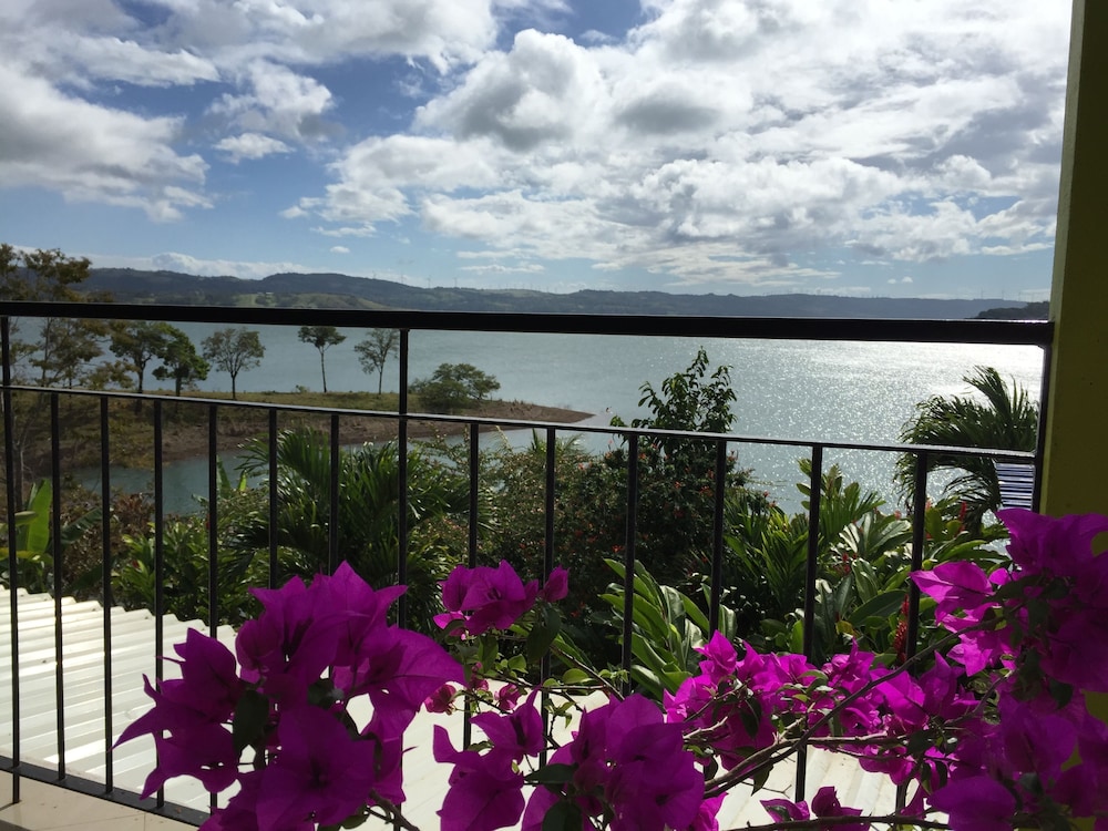BlueBay Bugenvil Lake Lodge