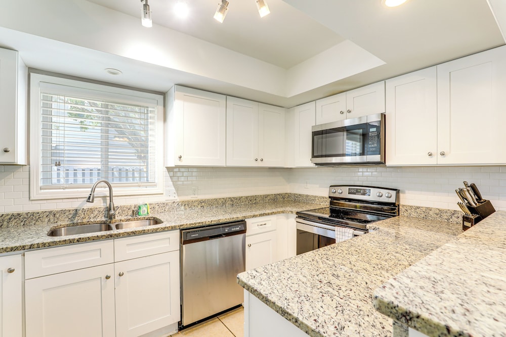 Walk to Ocean & Golf: North Myrtle Beach Home!
