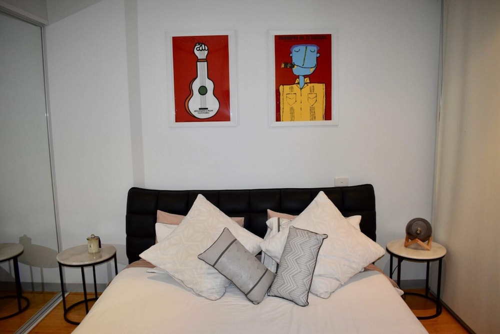 Spacious 1 Bedroom Apartment in the Heart of Melbourne's CBD view 4