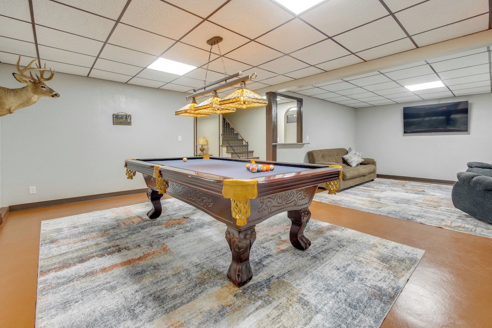 9 Mi to Downtown Rushville: Cozy Getaway w/ Grill